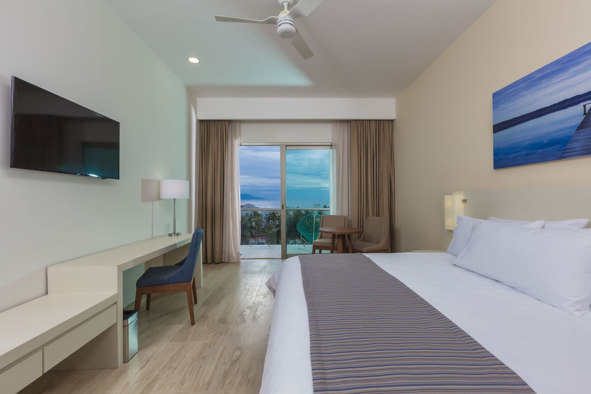 DELUXE, KING BED, SEA VIEW