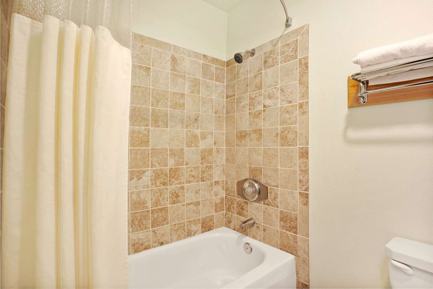 Travelodge By Wyndham Seattle North Of Downtown 6/6