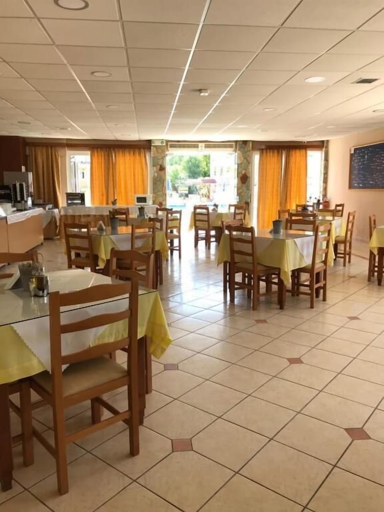 Village Inn Studios & Family Apartments 27/39