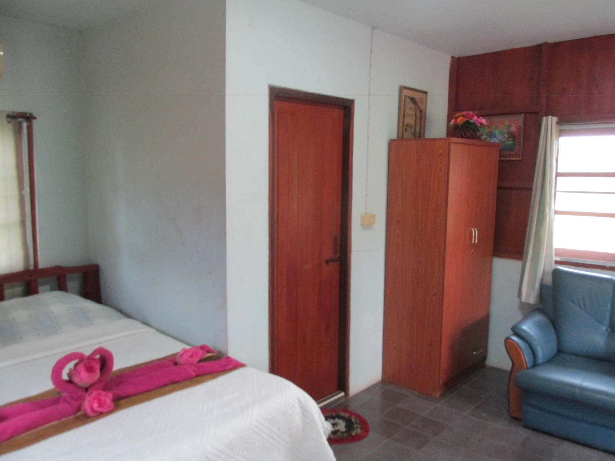 STANDARD, QUEEN BED, POOL ACCESS