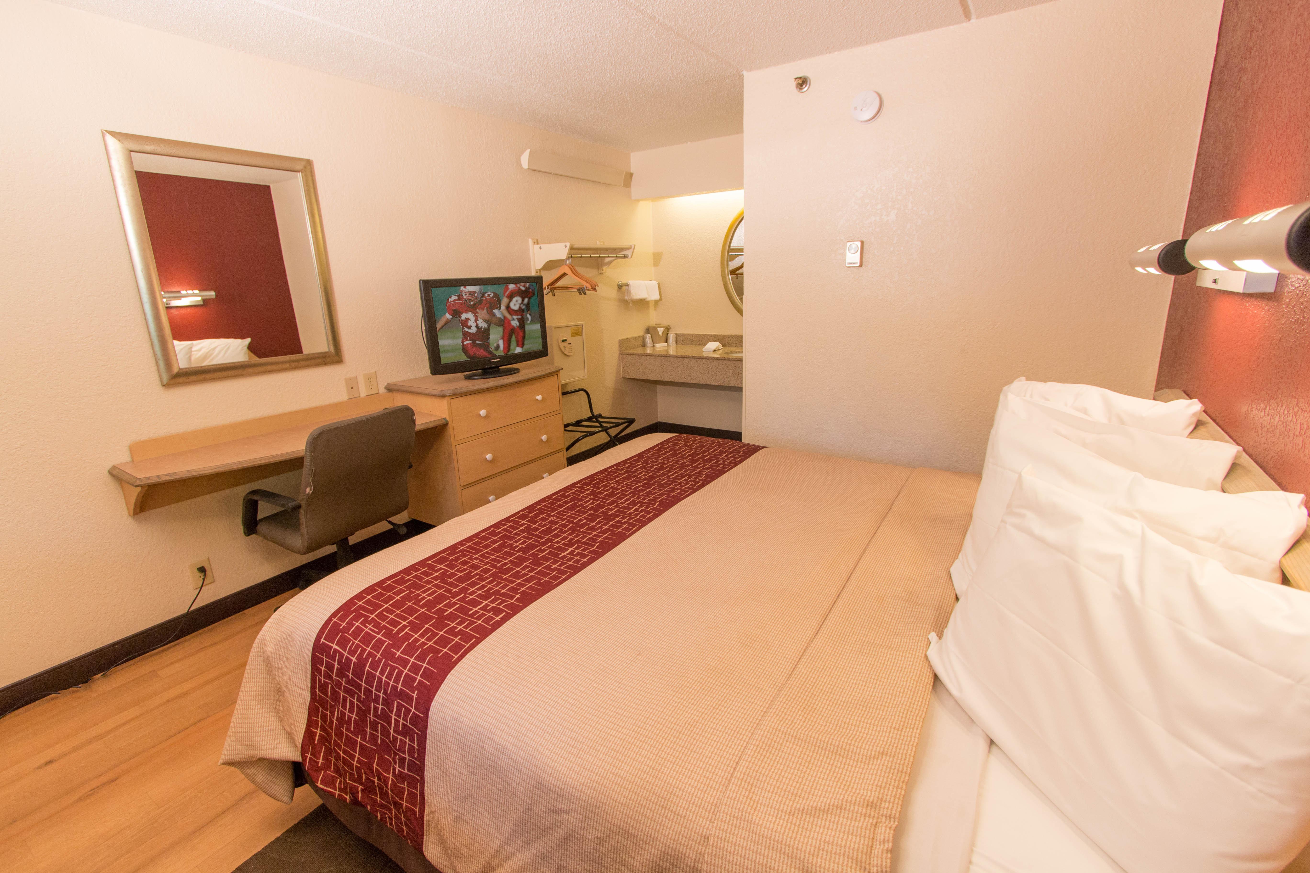 Room, King Bed, Red Roof Inn Hilton Head Island 2/6