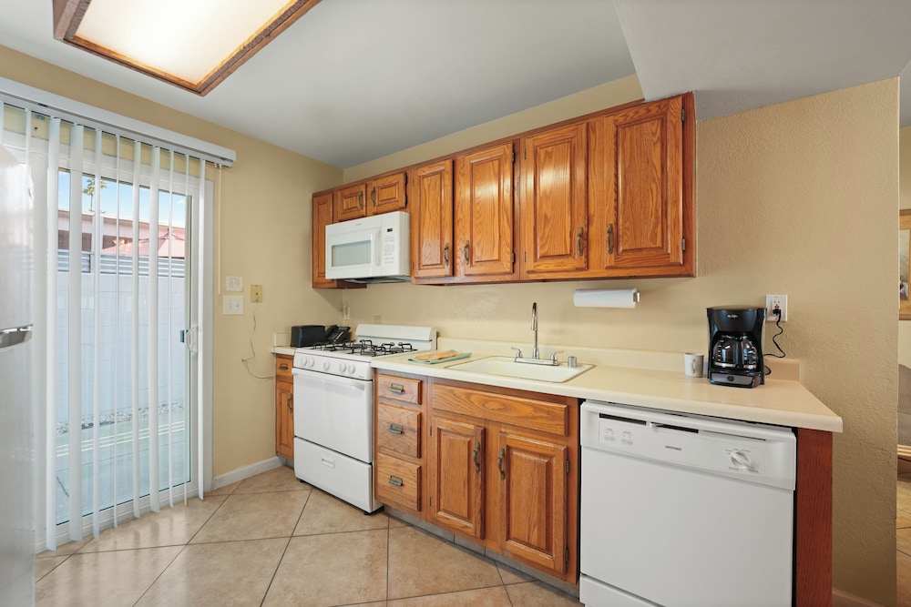 The Villas of Palm Springs 6/50