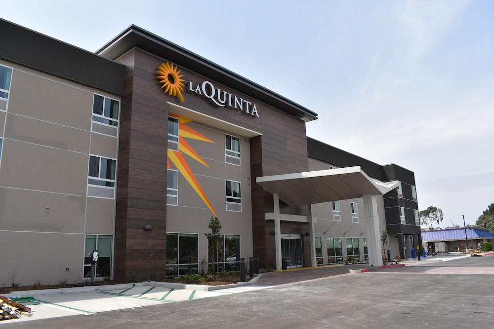 La Quinta Inn & Suites by Wyndham San Bernardino 2/45