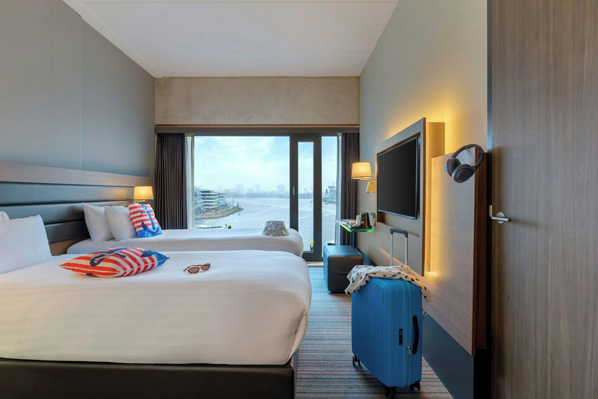 غرفة قياسية بسريرين منفصلين، Moxy Amsterdam Houthavens 4/7
