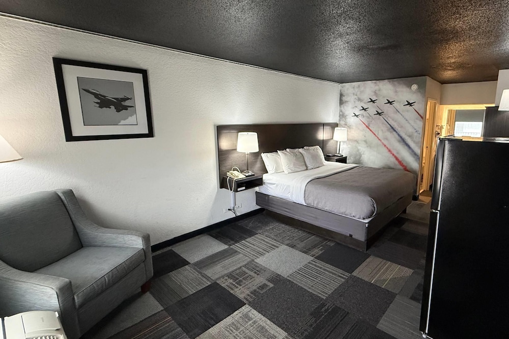 Eglin Extended Stay Hotel, a Howard Johnson by Wyndham 14/27