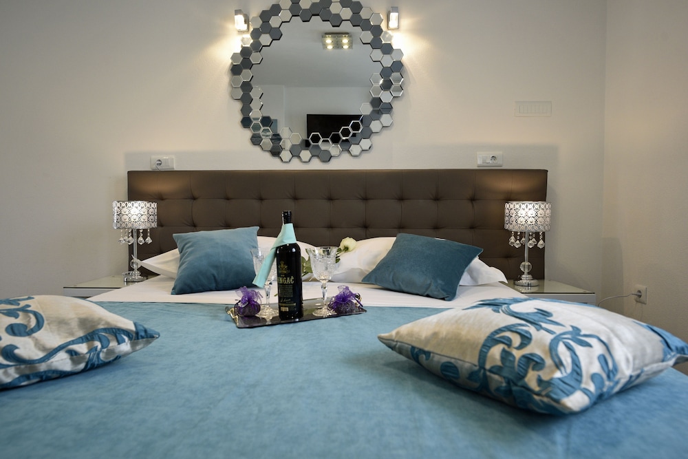 Premium, Queen Bed, Street View, Annex