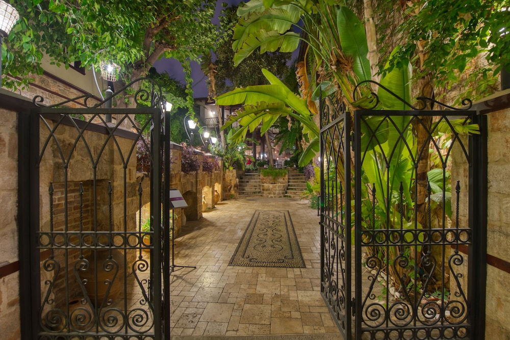 Tuvana Hotel 68/71