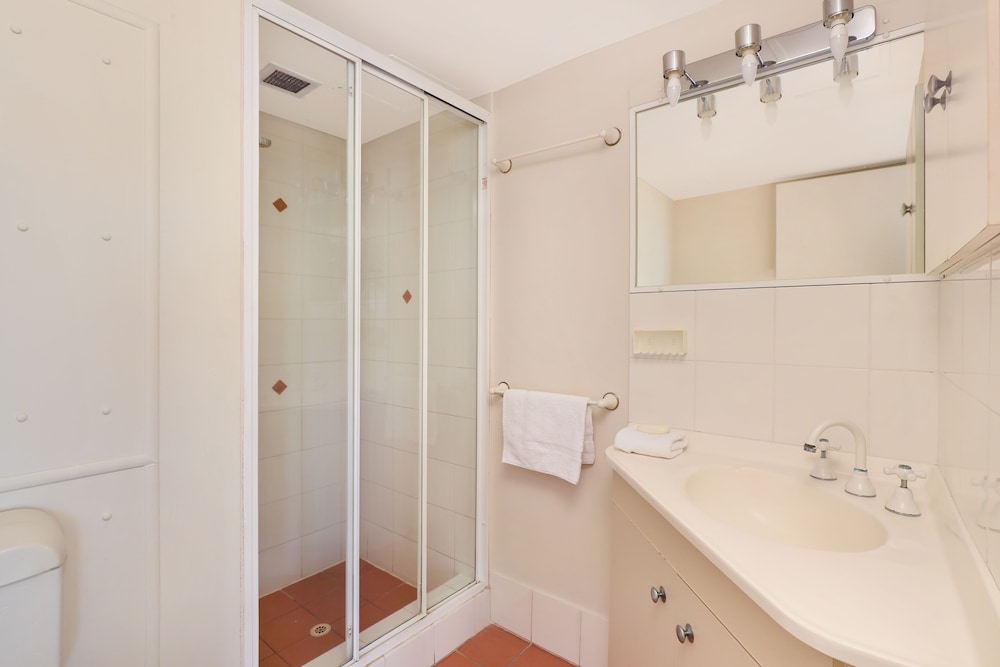 Palmerston Tower Holiday Apartments 32/36