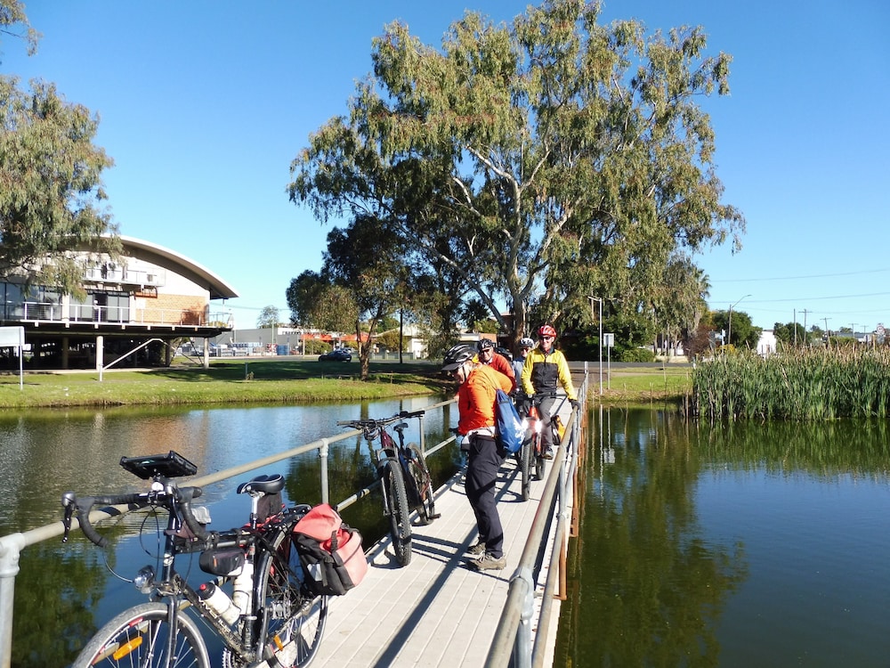 COWRA MOTOR INN 57/65