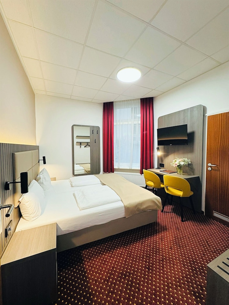 ROOM, TWIN BEDS