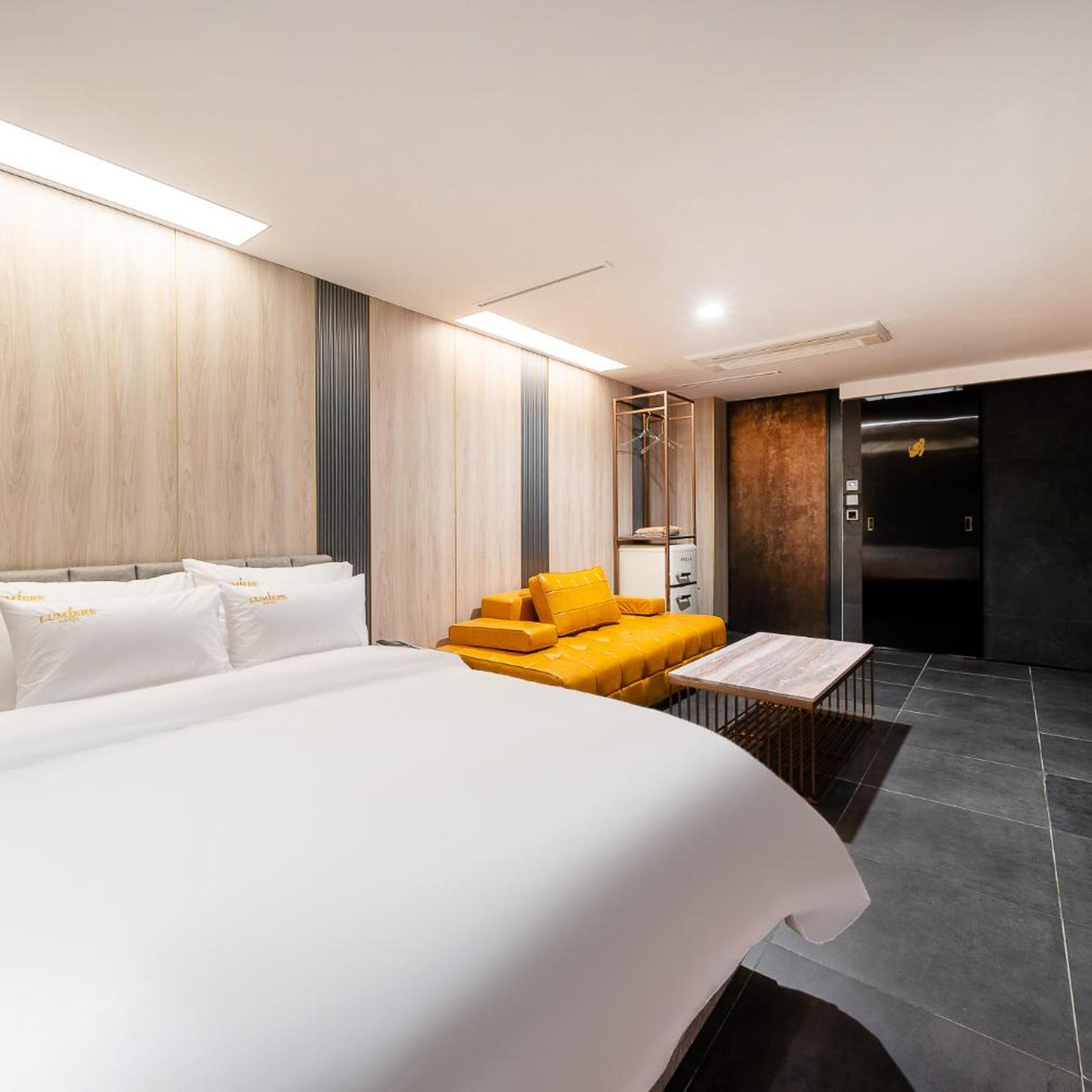 Deluxe, Single, King Bed, No Parking