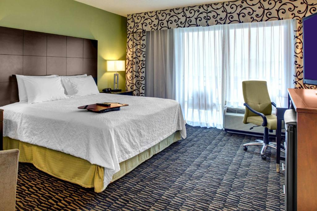 ROOM, KING BED, STREET VIEW, BALCONY