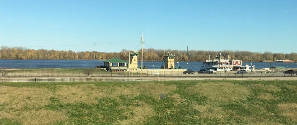 Riverside Inn 57/60