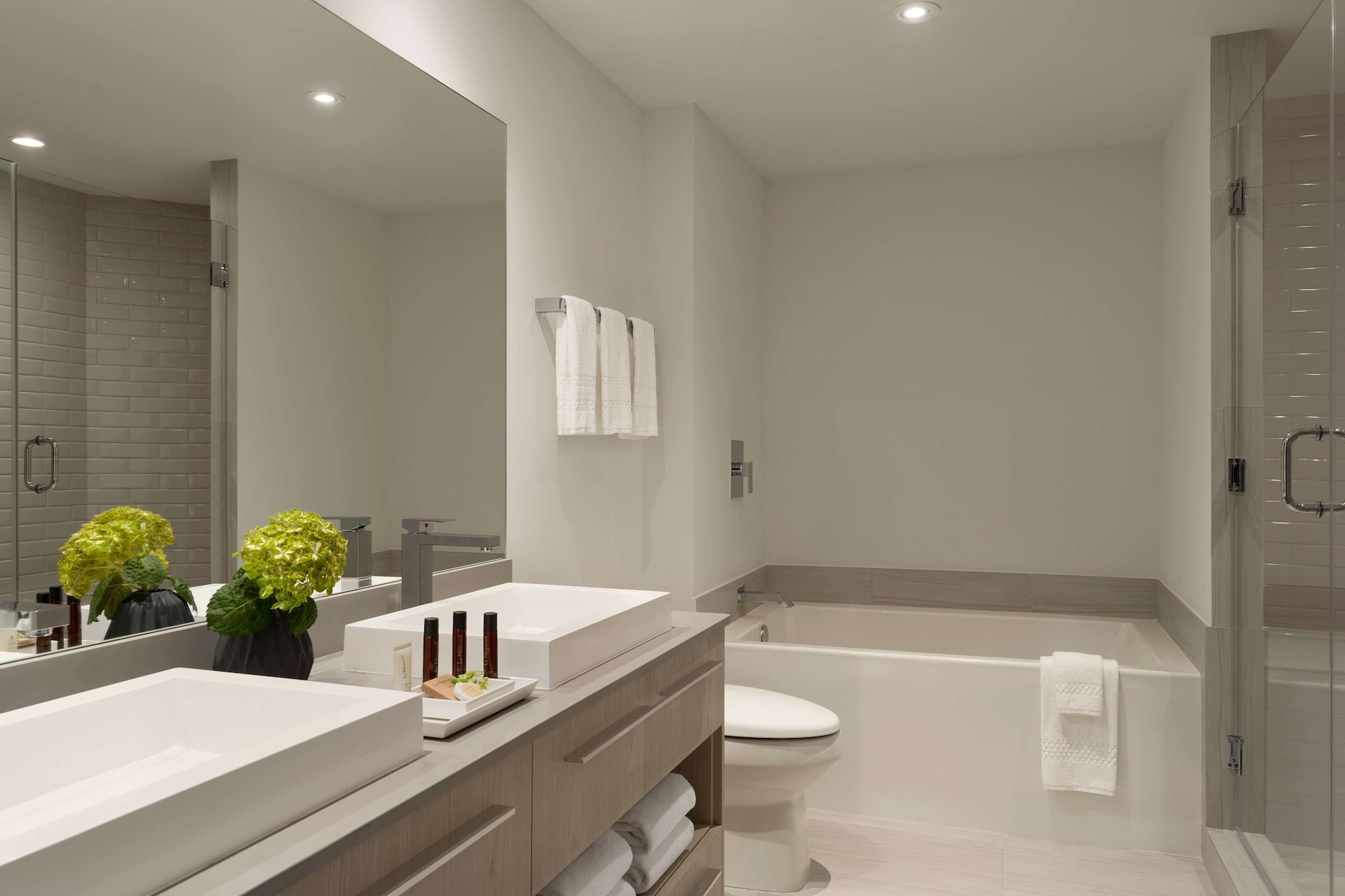 Suite, King Bed, 2 Double and Twin Beds, Corner، Hyde Beach House 7/8
