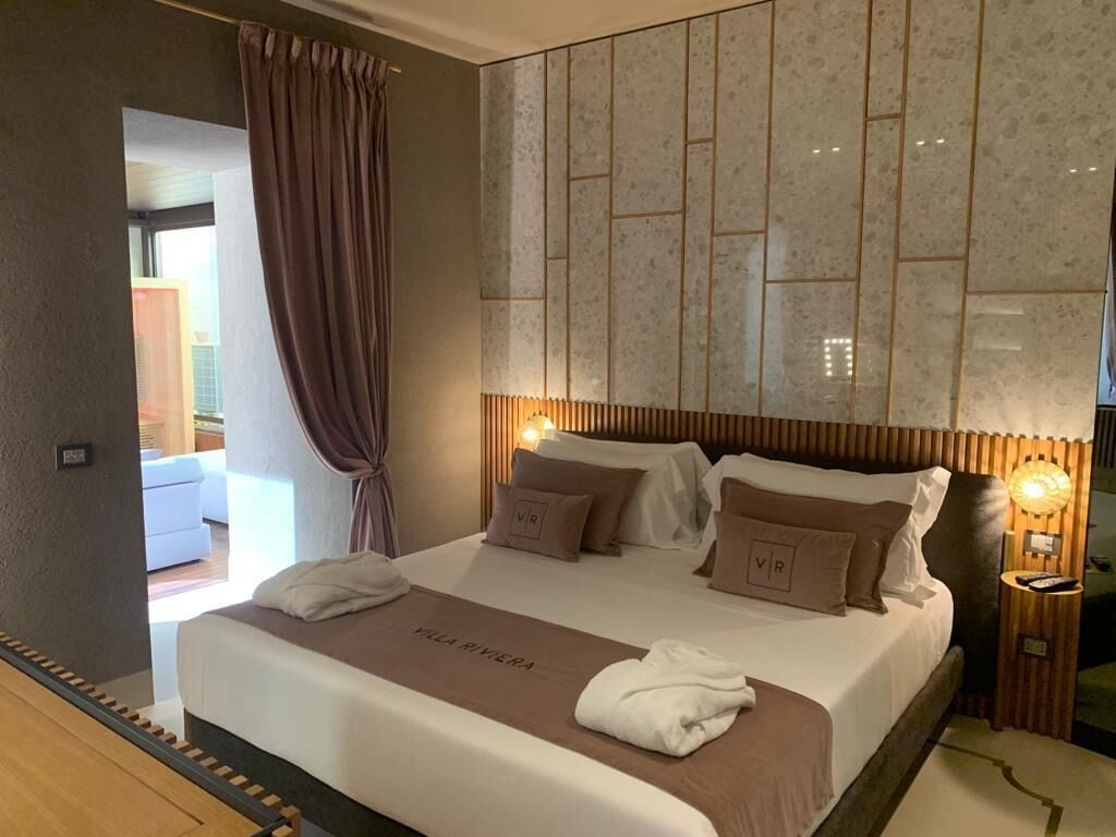 JUNIOR SUITE, SAUNA, JETTED TUB