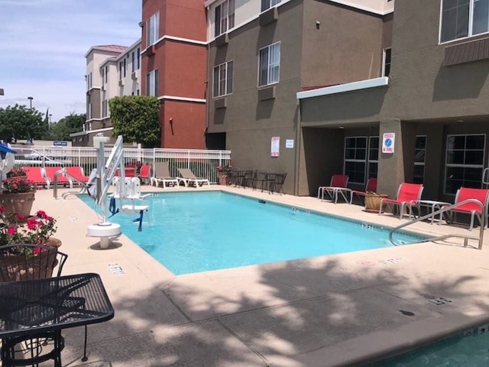 Holiday Inn Express Hotel & Suites Tracy 71/77