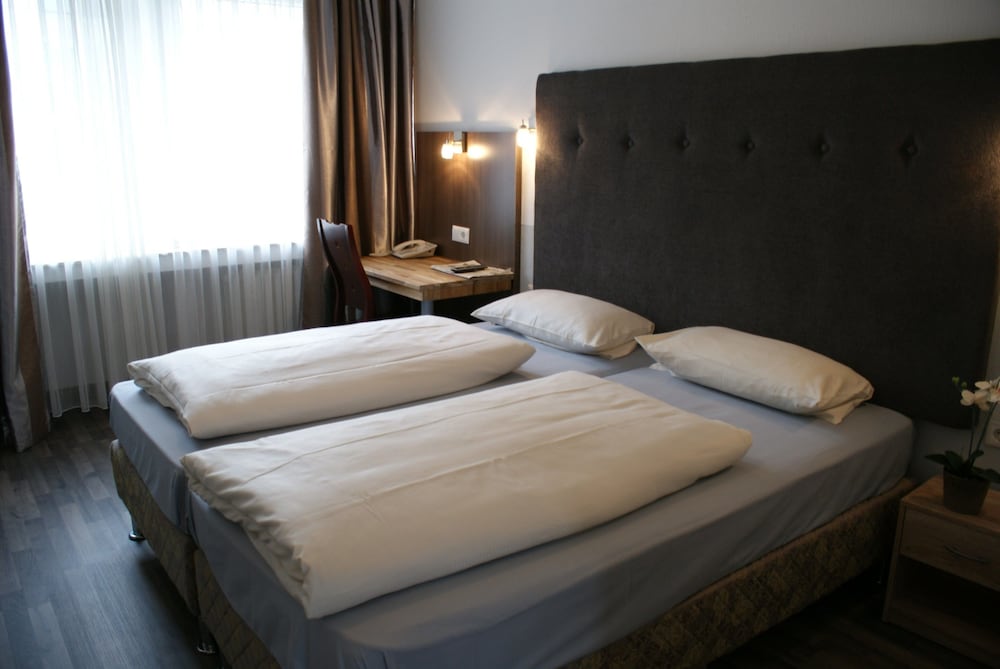 Bahn Hotel Dusseldorf 27/41