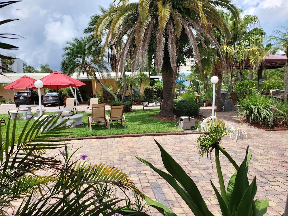 Tropical Beach Resorts 77/79