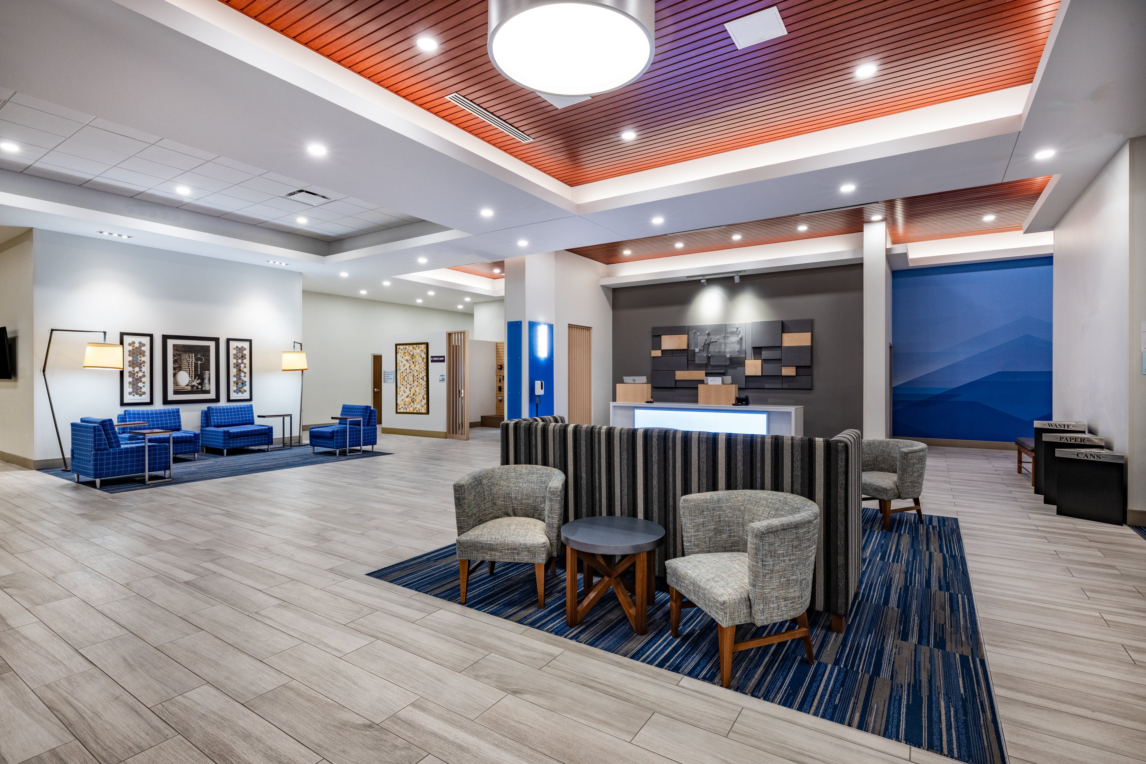 Holiday Inn Express & Suites Lincoln Downtown 44/55