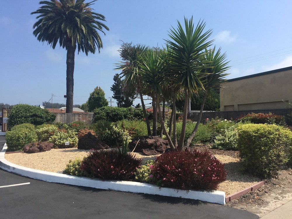 Hitching Post Studios Inn 51/63