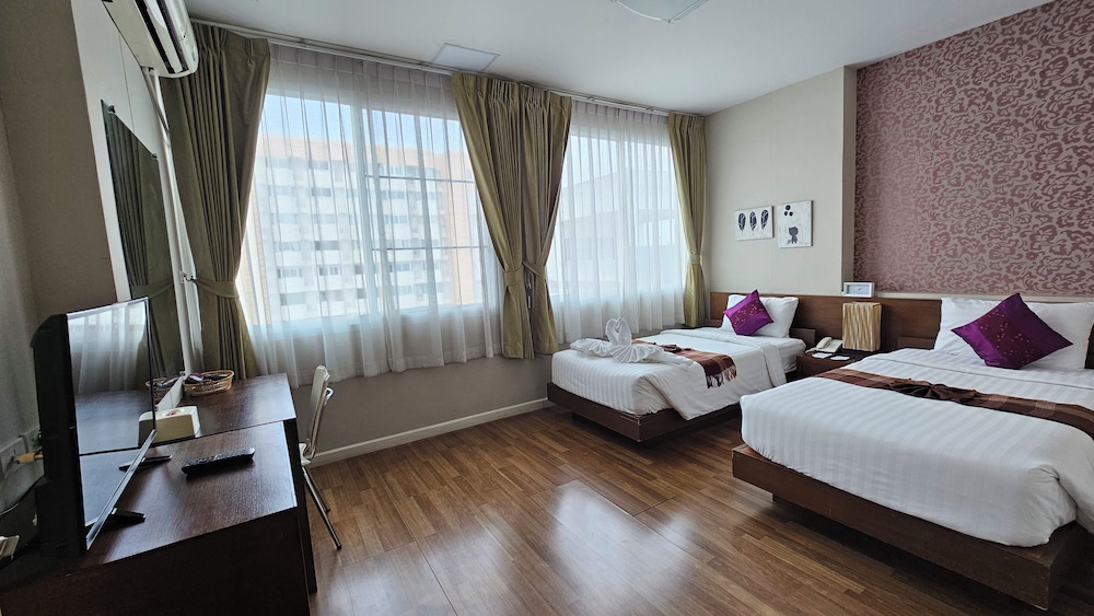 SUITE, TWIN BEDS