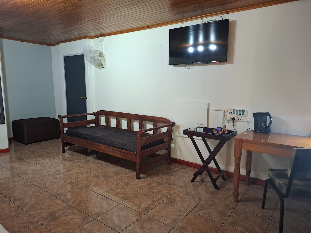 Airport Game Lodge 69/81