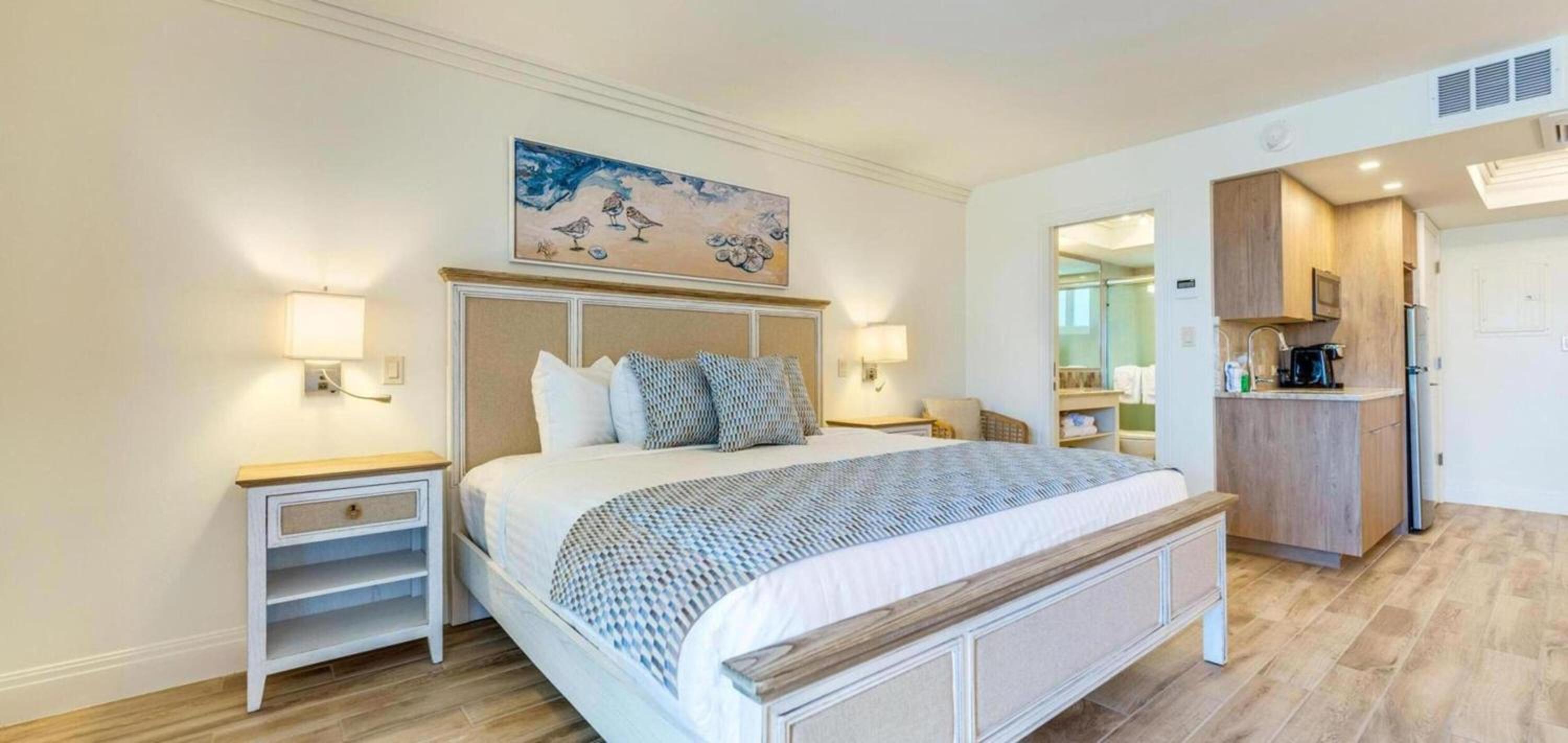 Room, King Bed, Queen Bed, Pool or Gulf View, Accessible