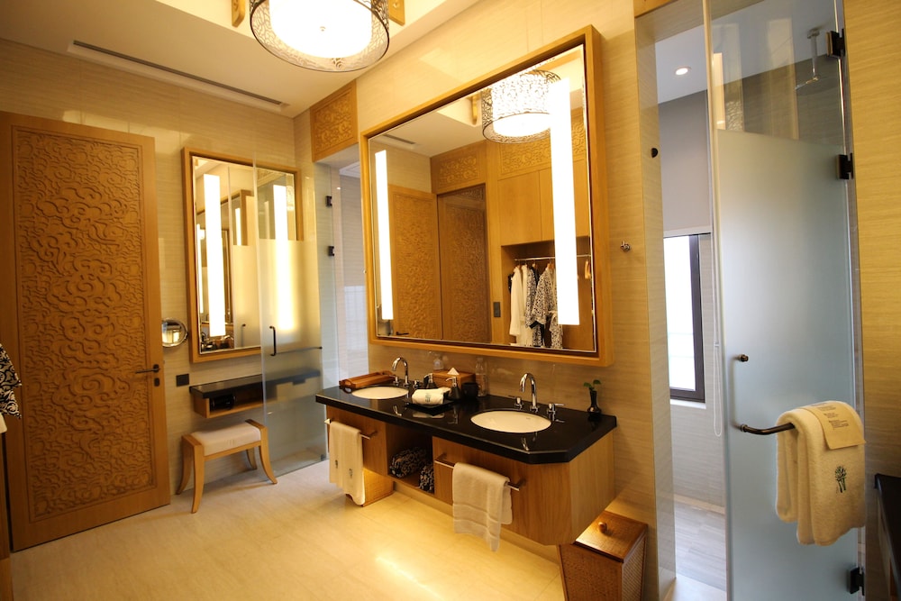Banyan Tree Huangshan 50/50