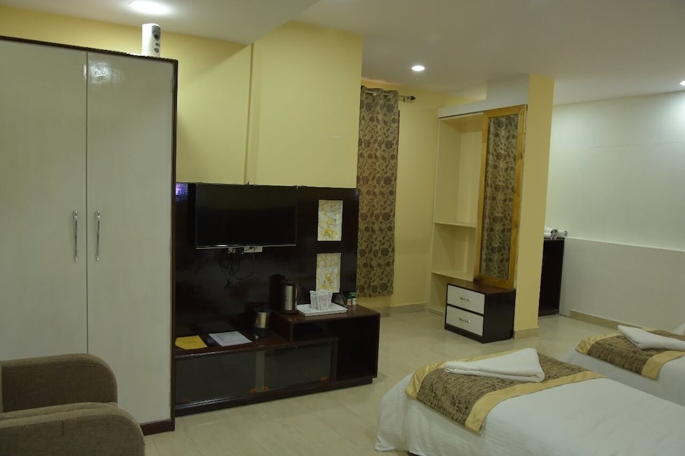 Hotel Sarweshwary 36/47