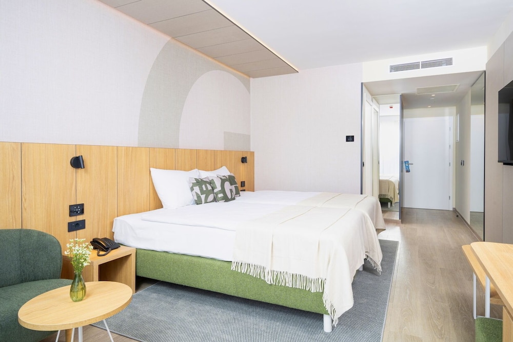 Classic, Single, Single Bed, Balcony, Park Side