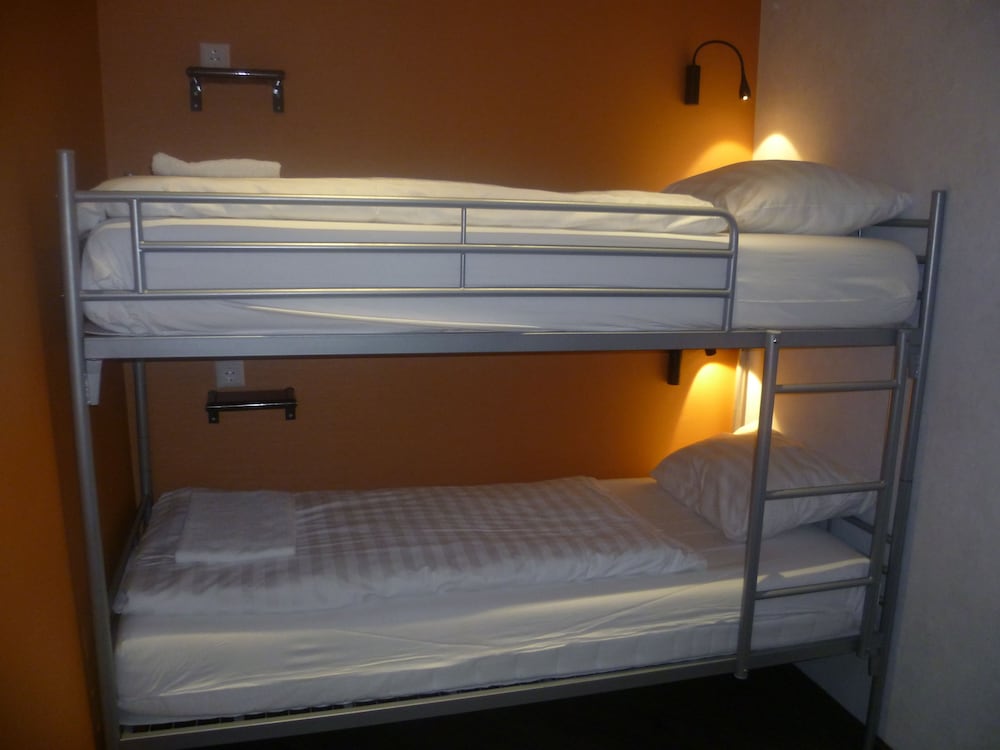 BASIC, TWIN BEDS, SHARED BATHROOM