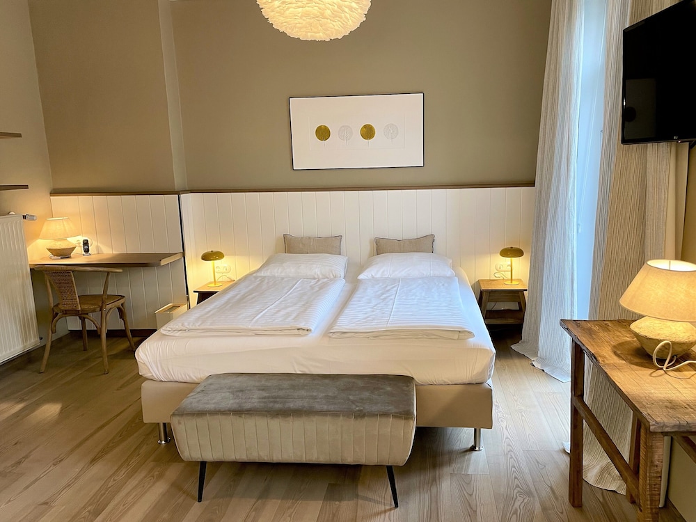 Signature, Queen Bed, Markus Sittikus Hotel Sigl Gmbh 2/4
