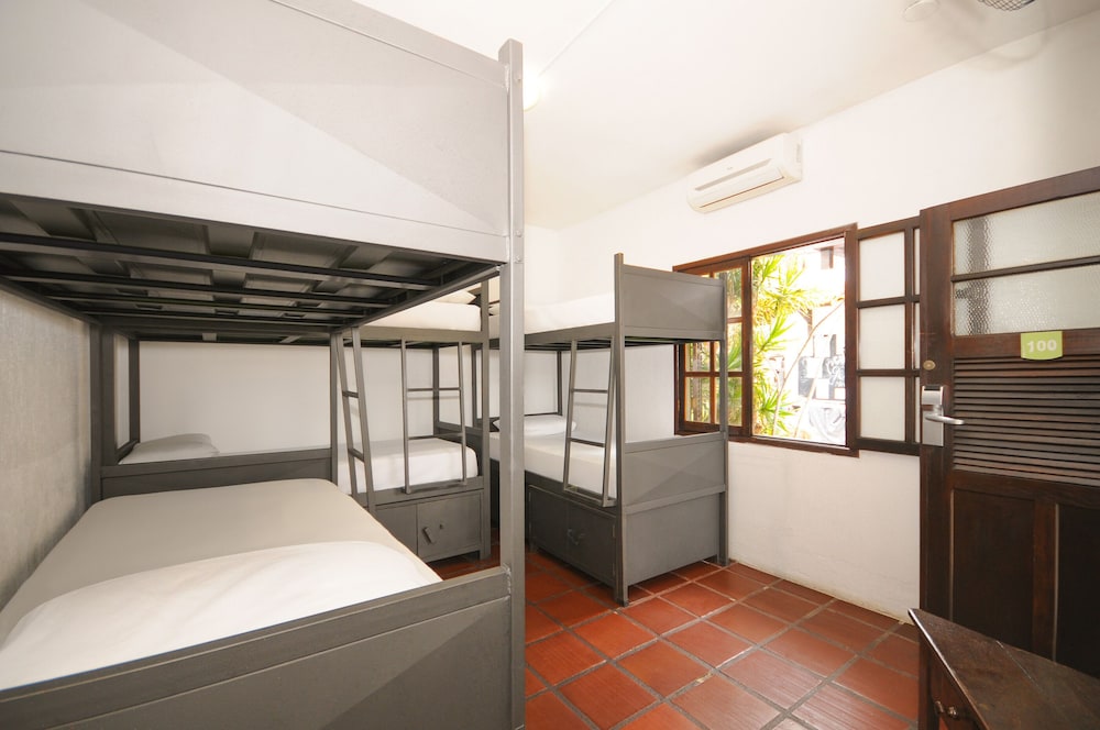 MIXED DORM, SHARED BATHROOM