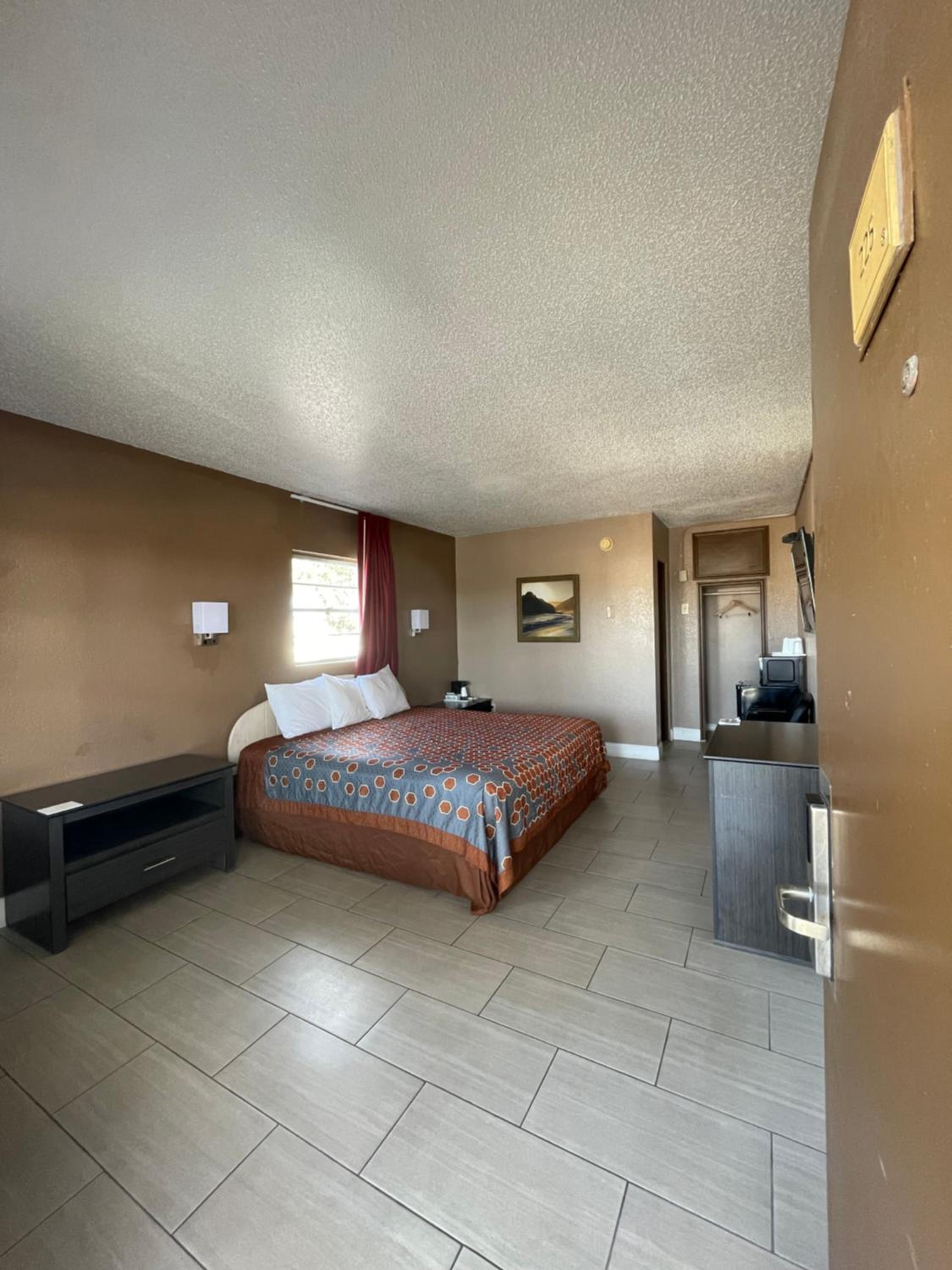 غرفة بسرير كينج
