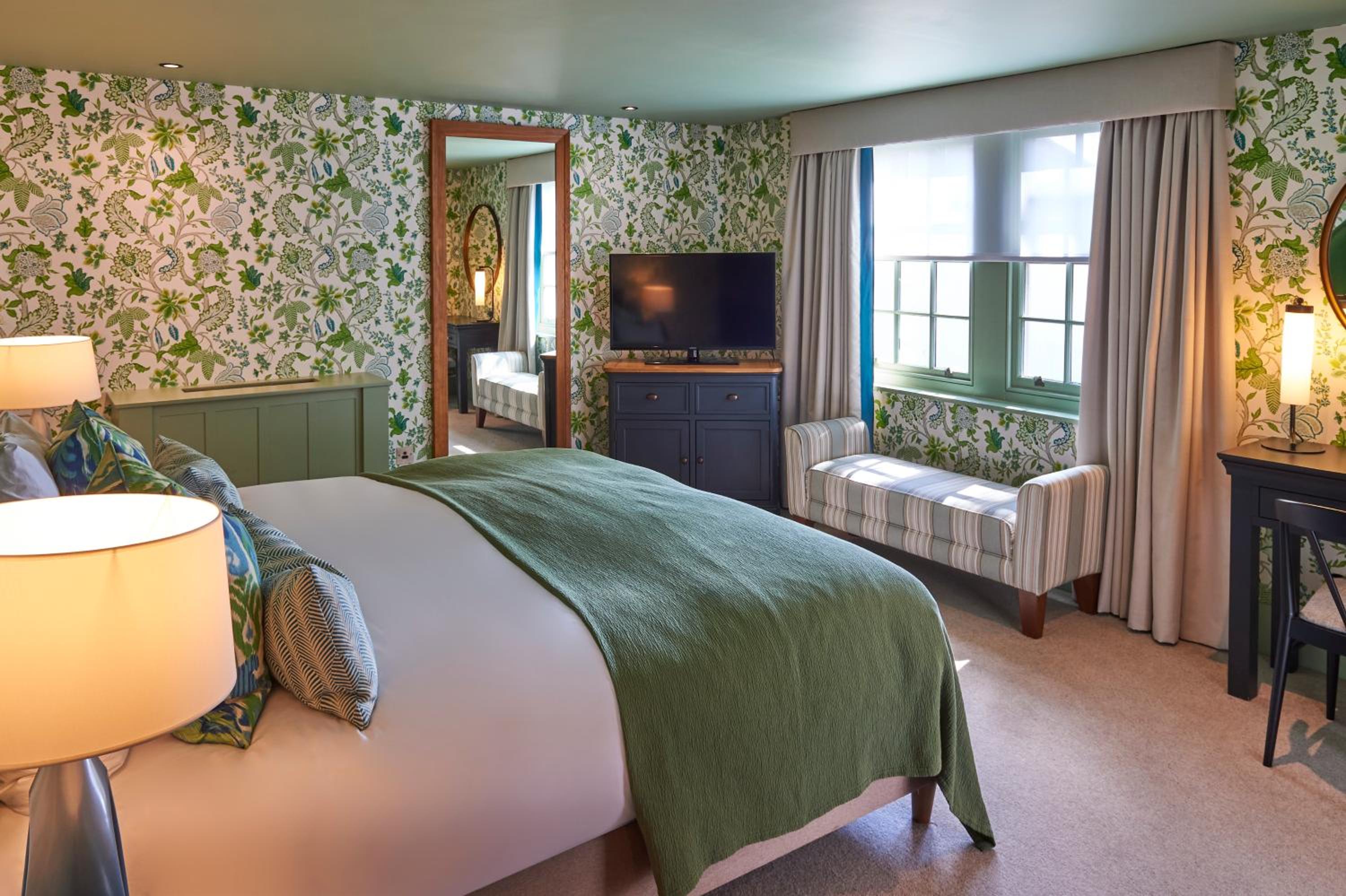 Classic, Queen Bed