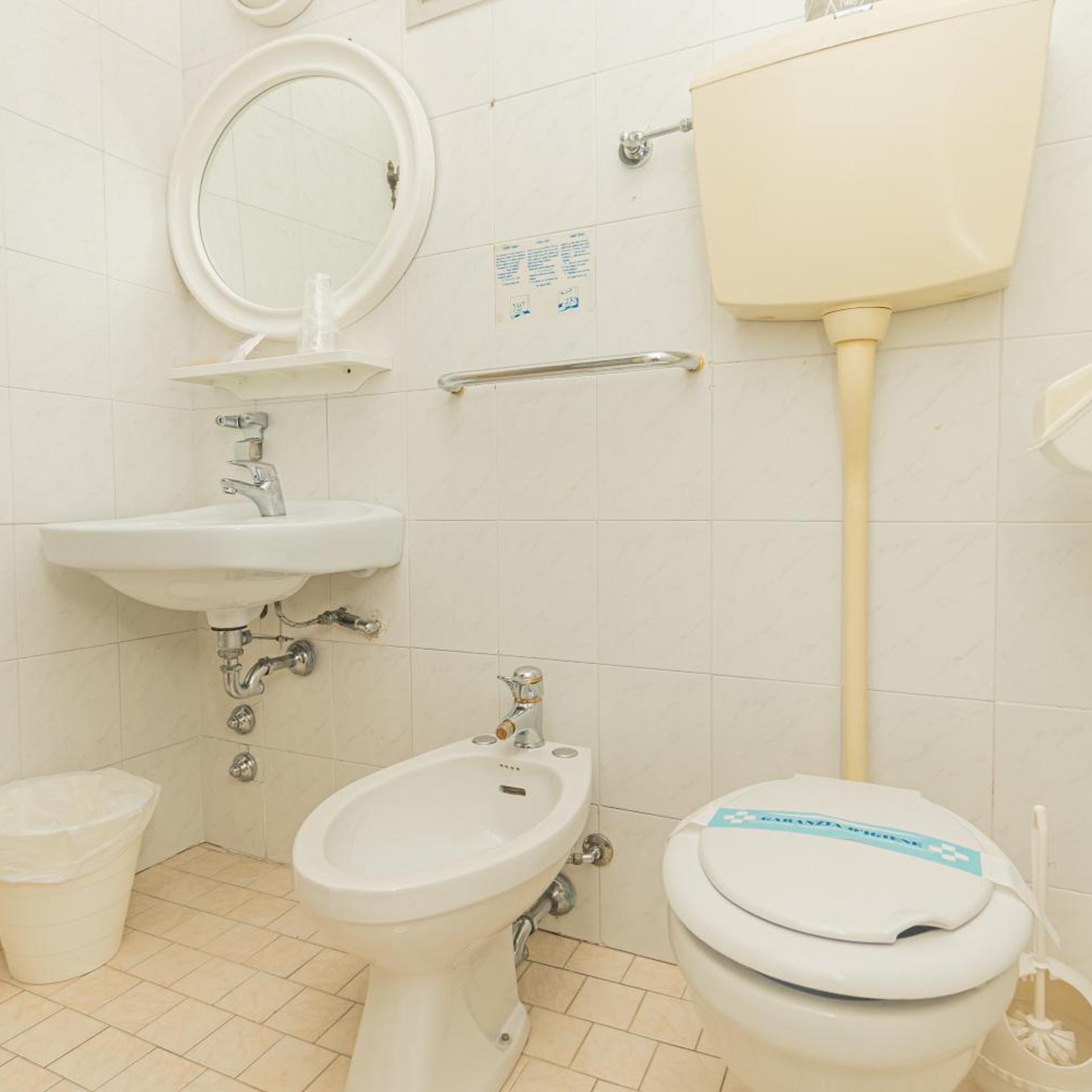 غرفة ثلاثية، Arlino Hotel 5/8