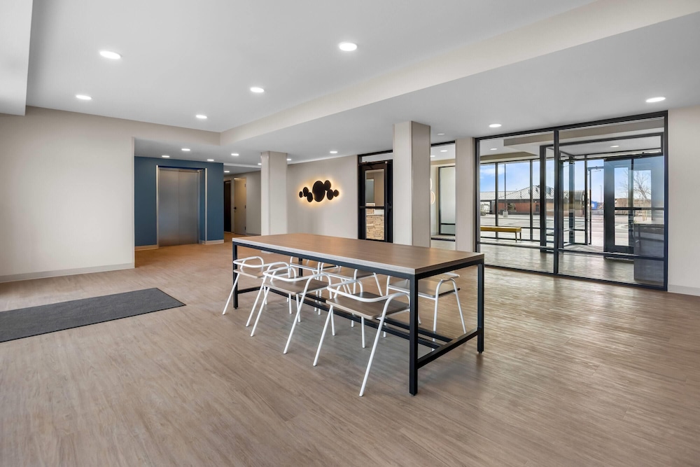 ECHO Suites Extended Stay by Wyndham Colorado Springs Airpt 42/55