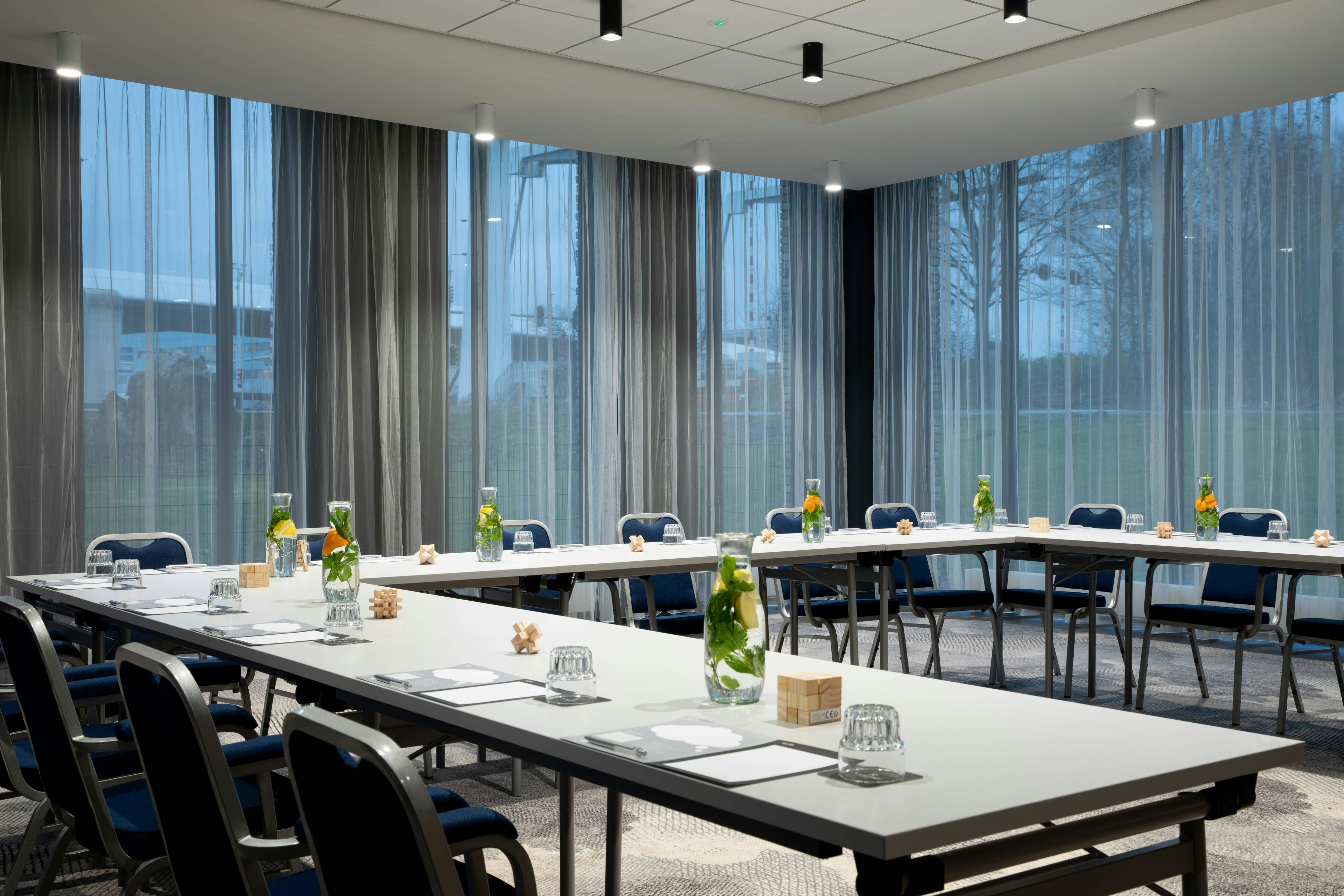RENAISSANCE AMSTERDAM SCHIPHOL AIRPORT HOTEL 24/36
