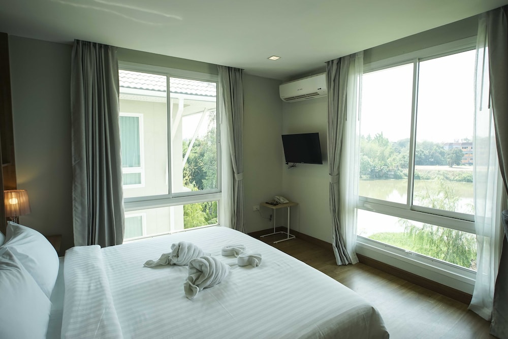 ROOM, RIVER VIEW