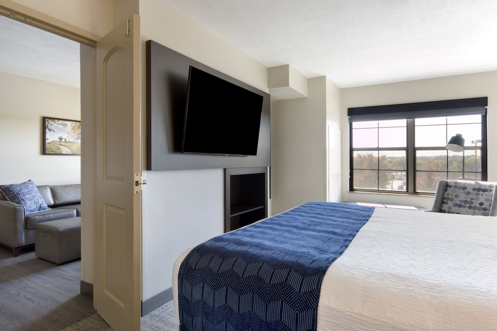 EXECUTIVE, SUITE, KING BED