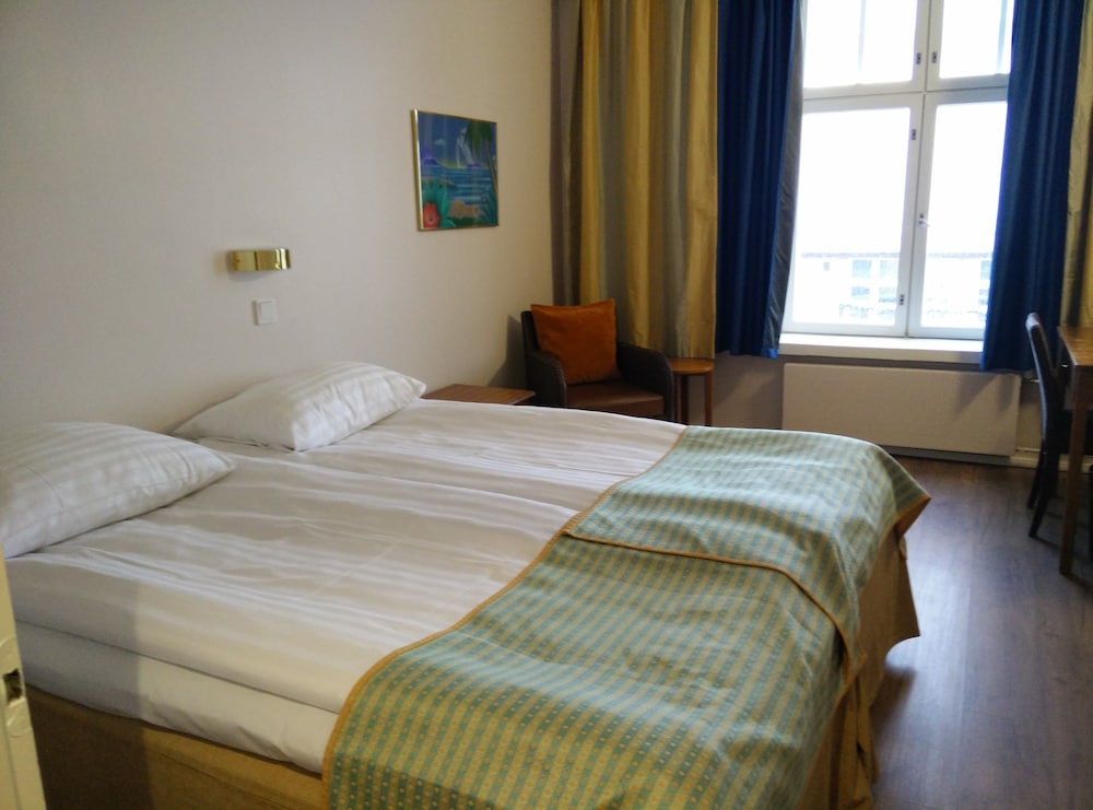 STANDARD, QUEEN BED