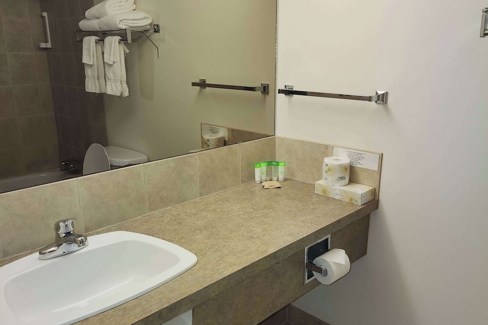 Days Inn by Wyndham Drayton Valley 50/50