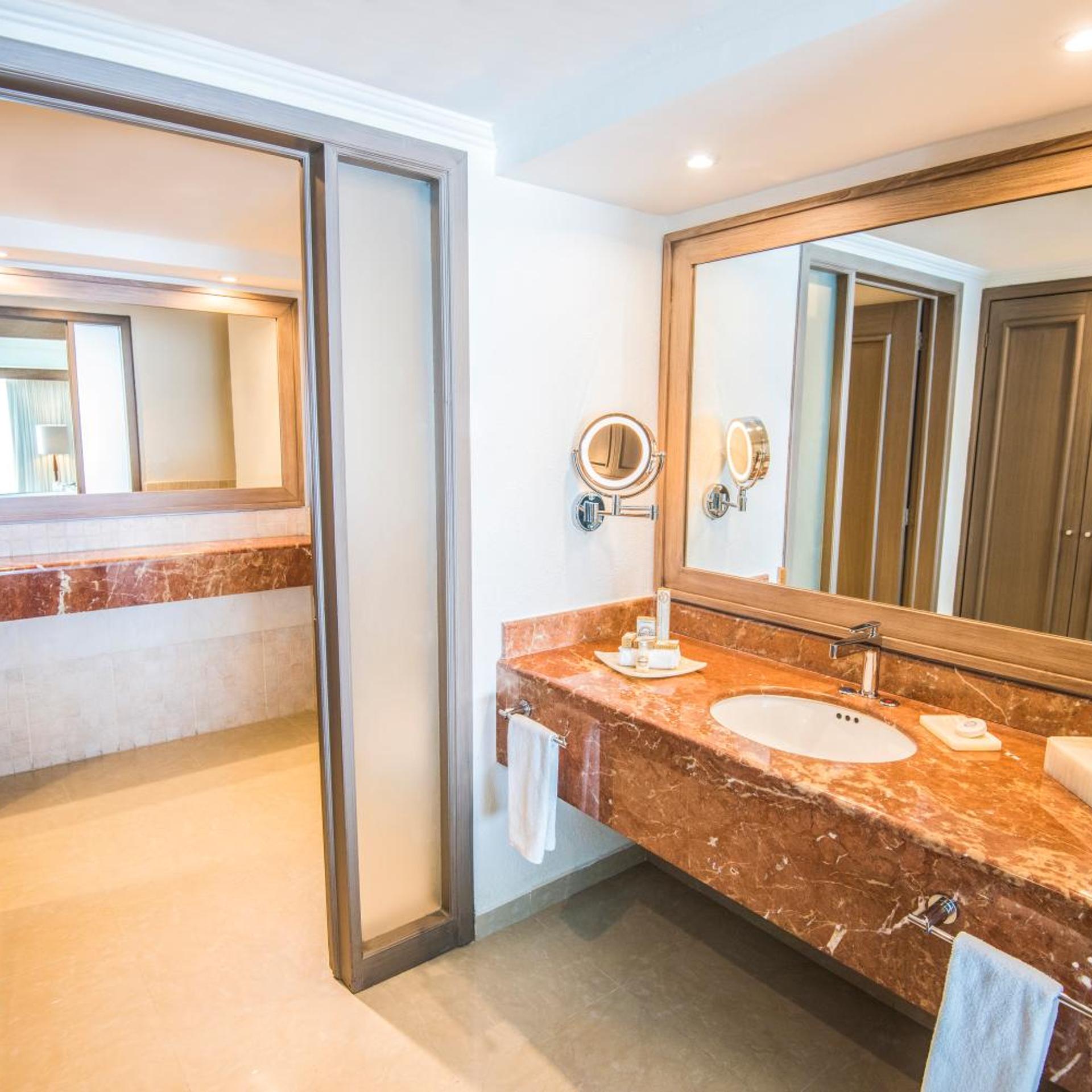 Swim Up, Infinity, Junior Suite, King Bed, Beach Front، Sunscape Cancun - All-Inclusive Resort 2/2