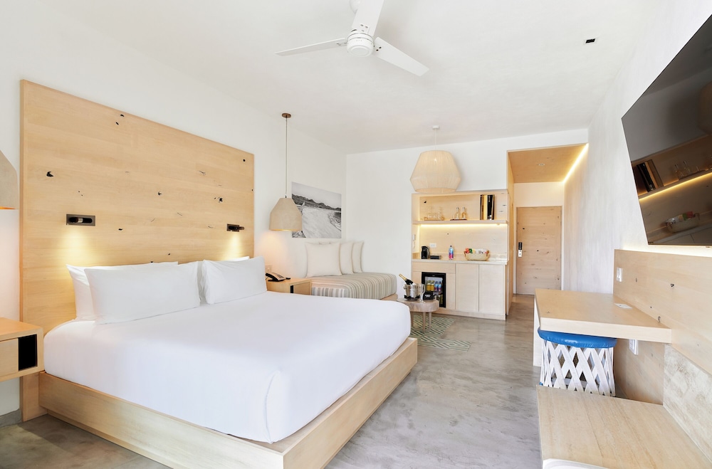Exclusive, Suite, King Bed, Pool Side, Jetted Tub