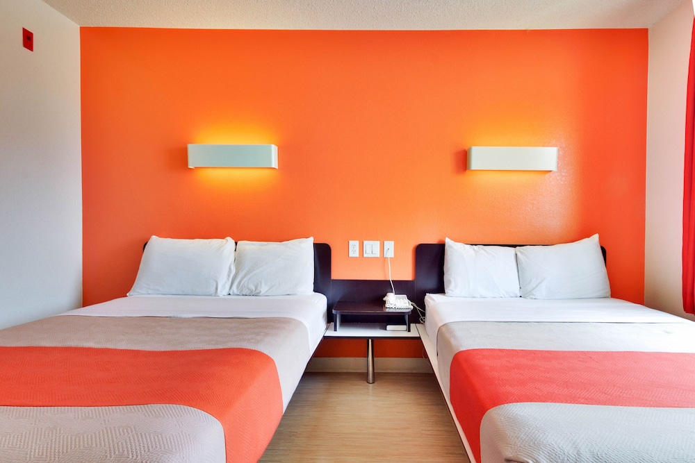 Motel6 Lewisville, TX - Dallas 30/48