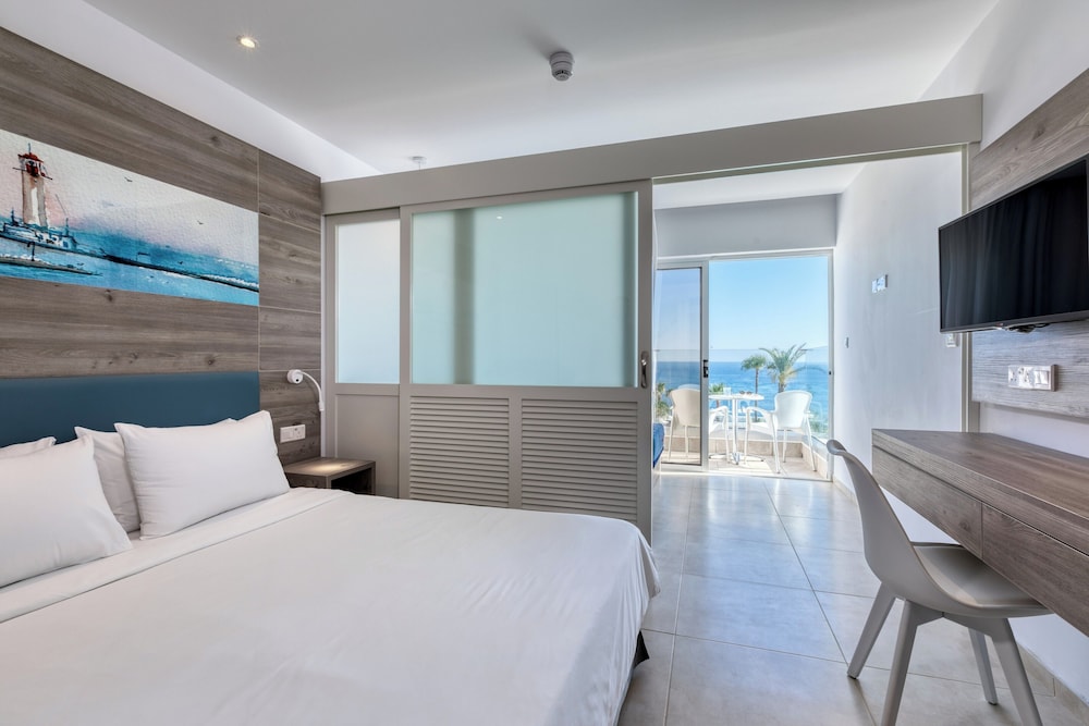 Family, Queen Bed, Sea View, 2 Sofa, Garden Area