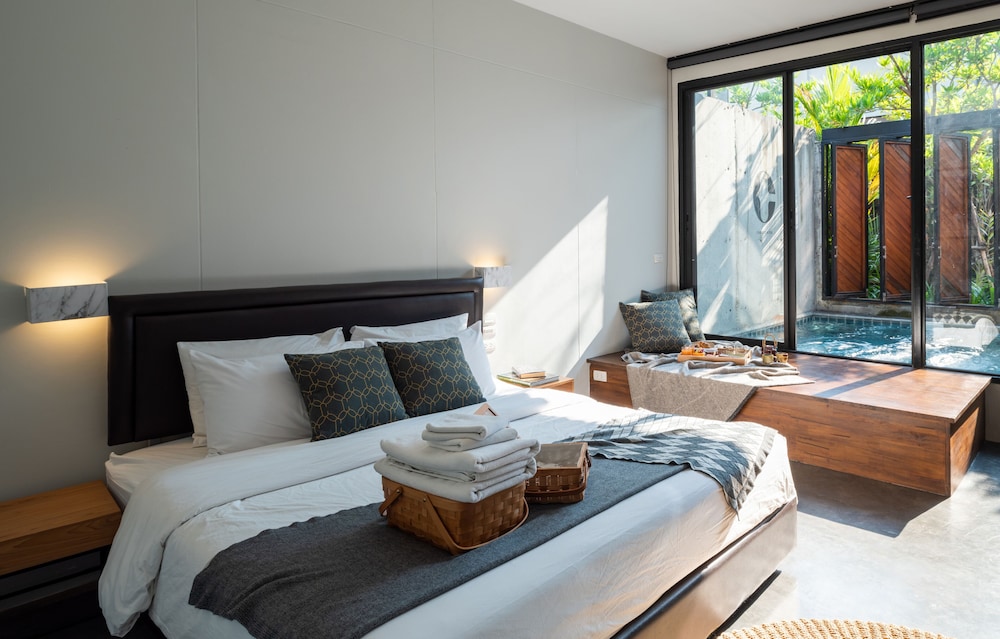 POOL, JUNIOR SUITE