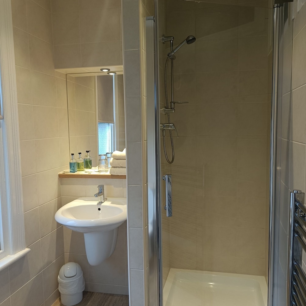 Powys Lodge - Guest House 18/19