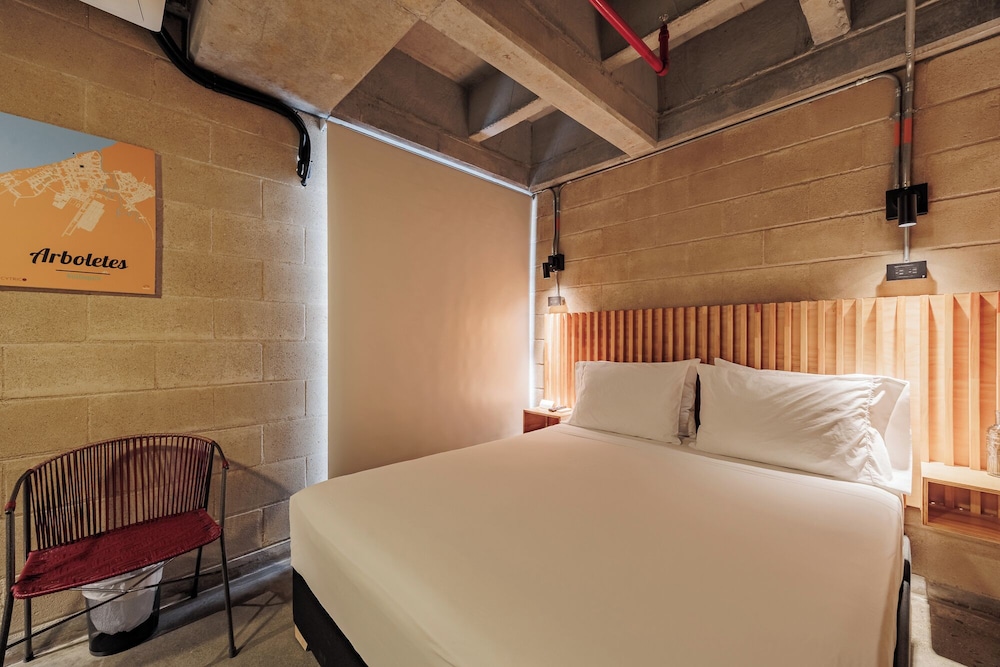 1 BEDROOM, STANDARD, 1 QUEEN AND 1 SINGLE BED