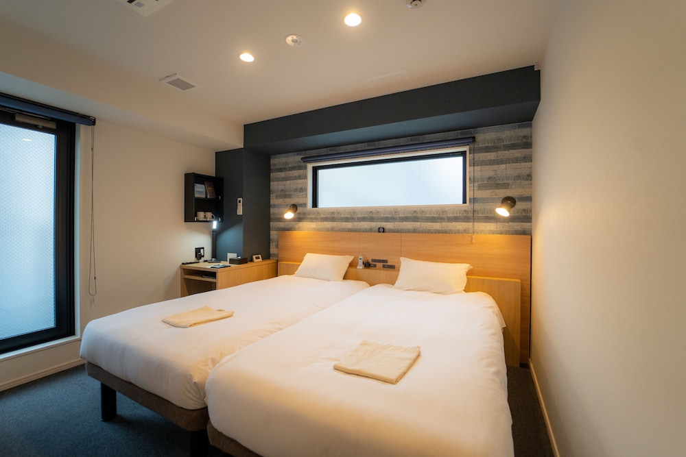 HOLLYWOOD, TWIN BEDS
